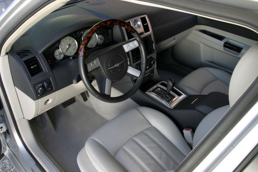 Интерьер Chrysler 300C (LX) 2005 года  (фото 113 из 120)